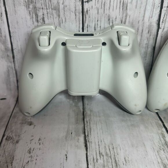Microsoft Xbox 360 Wireless Controller White  TESTED Genuine OEM set of 2 - Picture 5 of 10
